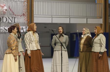 10 MEDNARODNI FOLKLORNI FESTIVAL KD RAKEK 21 FOTO LJUBO VUKELIČ